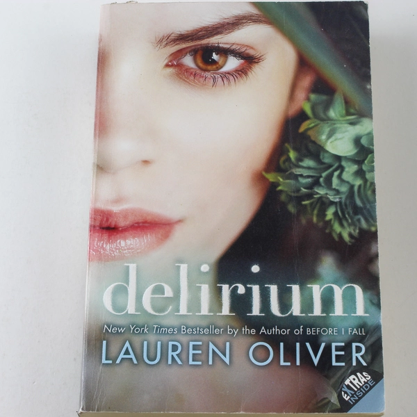 Delirium by Lauren Oliver 2016 Paperback - Romance & Drama, Good Condition