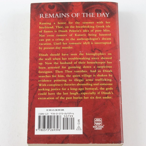 Her Boyfriend's Bones by Jeanne Matthews - Dinah Pelerin Mystery 2013