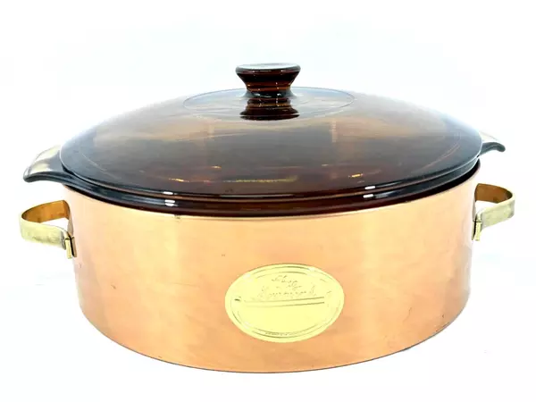 Chez Gourmand Casserole Stand With Pyrex Amber 2 Quart Casserole Dish Ad Lid
