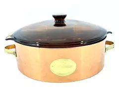 Chez Gourmand Casserole Stand With Pyrex Amber 2 Quart Casserole Dish Ad Lid