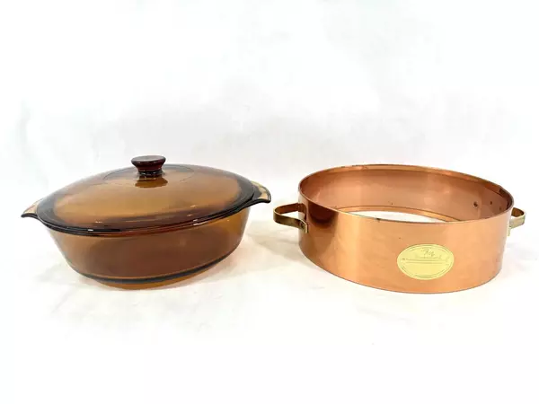 Chez Gourmand Casserole Stand With Pyrex Amber 2 Quart Casserole Dish Ad Lid