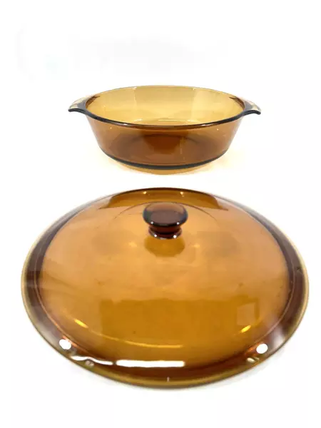 Chez Gourmand Casserole Stand With Pyrex Amber 2 Quart Casserole Dish Ad Lid