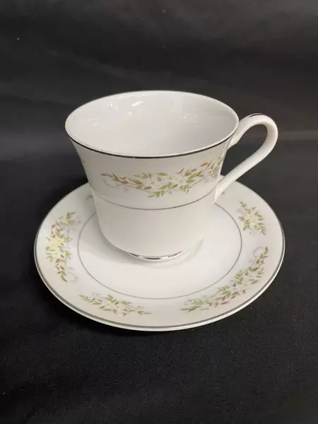 Lot of 4 International Silver Springtime Fine China Cup & Saucer Sets 326