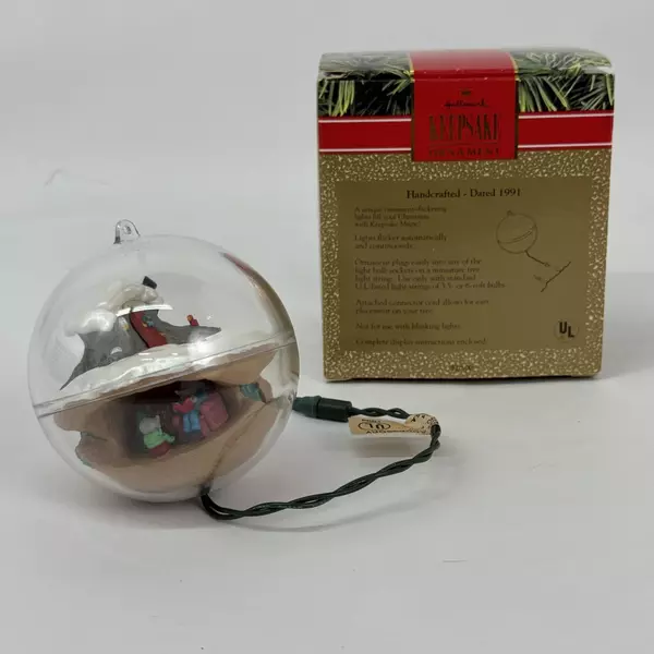 1991 Hallmark Keepsake Ornament Mole Family Home W/ Magic Flickering Lights