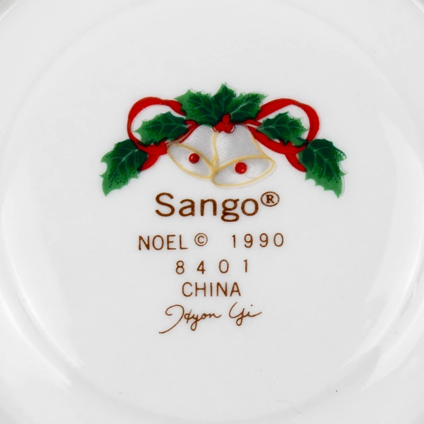 Lot Of 4 Sango Noel 1990 Christmas Pattern Cup Saucers Gold Trim 6.25" Diameter