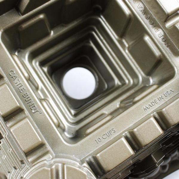 Nordic Ware Castle Bundt Pan 10 Cups Cast Aluminum Decorative Cake 4.5" Tall