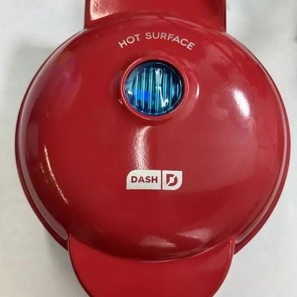 2019 Dash Mini Waffle Maker Red