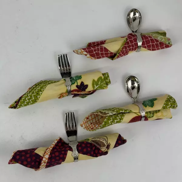 Set of 4 Vegetable Pattern Cloth Napkins With Fork And Spoon Napkin Holders