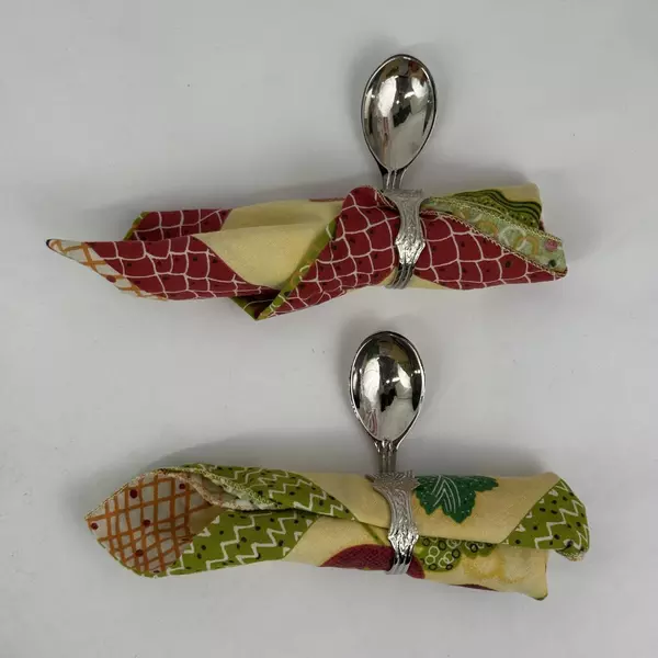 Set of 4 Vegetable Pattern Cloth Napkins With Fork And Spoon Napkin Holders