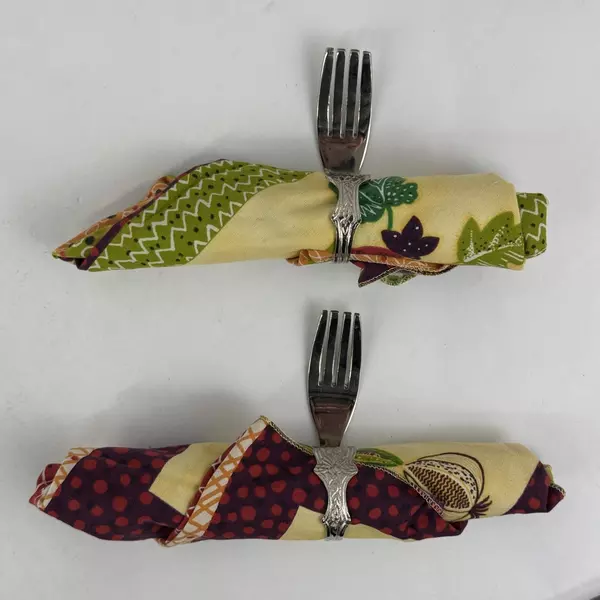 Set of 4 Vegetable Pattern Cloth Napkins With Fork And Spoon Napkin Holders