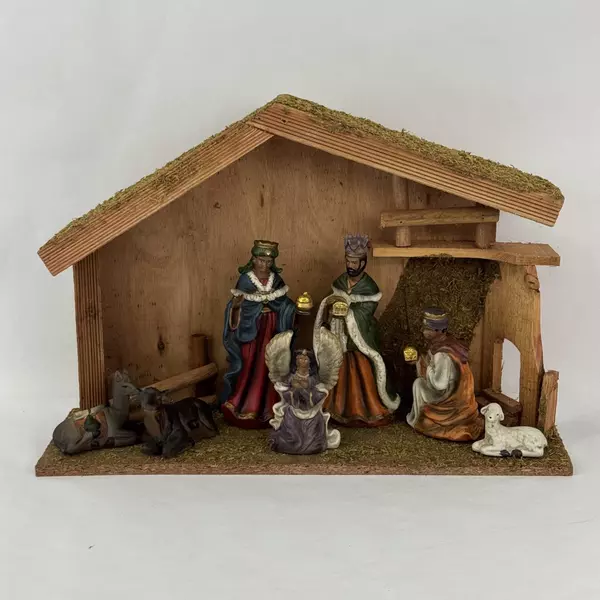 Vtg Wooden Creche With 7 Ceramic Nativity Figurines Made in China 12 x 17.5 Inch