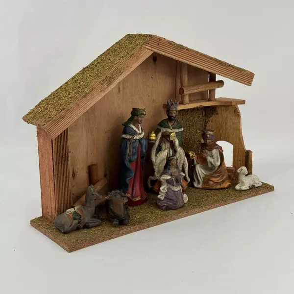 Vtg Wooden Creche With 7 Ceramic Nativity Figurines Made in China 12 x 17.5 Inch