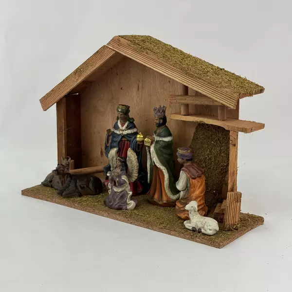 Vtg Wooden Creche With 7 Ceramic Nativity Figurines Made in China 12 x 17.5 Inch