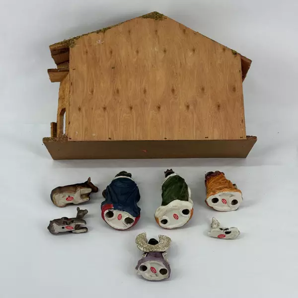 Vtg Wooden Creche With 7 Ceramic Nativity Figurines Made in China 12 x 17.5 Inch