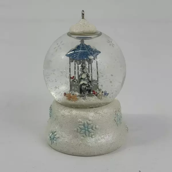 2007 Hallmark Winter Wonderland Snow Globe #6 A Gathering of Friends QX7269