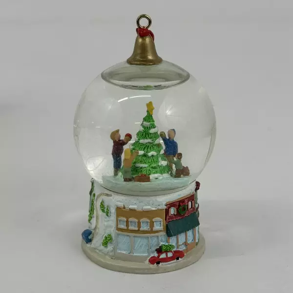 2006 Hallmark Winter Wonderland Snow Globe #5 Trimming The Tree QX2553