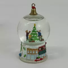 2006 Hallmark Winter Wonderland Snow Globe #5 Trimming The Tree QX2553