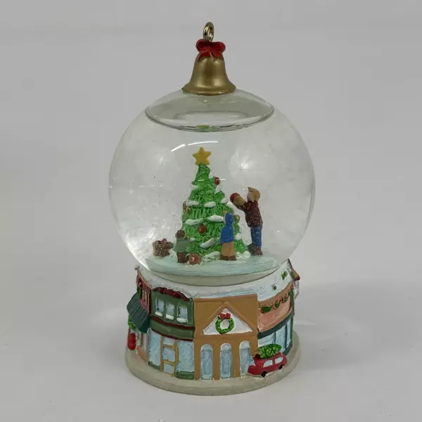 2006 Hallmark Winter Wonderland Snow Globe #5 Trimming The Tree QX2553
