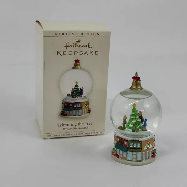 2006 Hallmark Winter Wonderland Snow Globe #5 Trimming The Tree QX2553