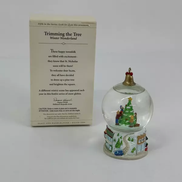 2006 Hallmark Winter Wonderland Snow Globe #5 Trimming The Tree QX2553