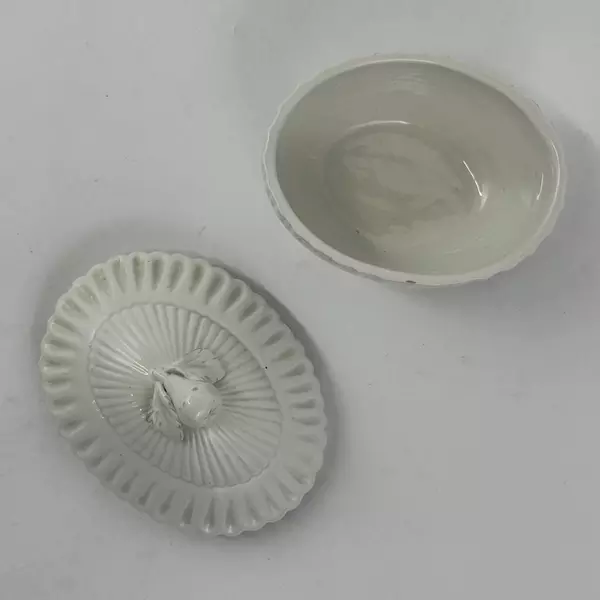 White Oval Porcelain Trinket Box With Pear Handle And Ribbed Pattern Italy