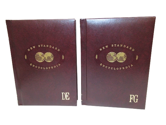 Lot of 2 New Standard Encyclopedias Volumes "DE" & "FG" Good Condition