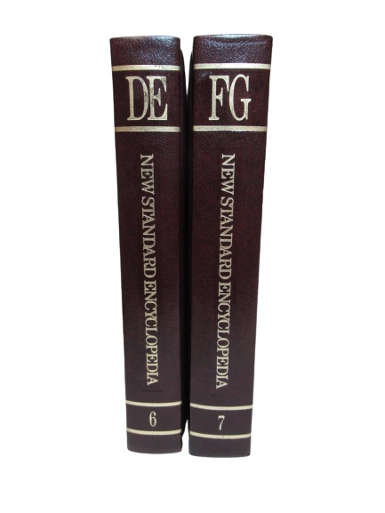 Lot of 2 New Standard Encyclopedias Volumes "DE" & "FG" Good Condition