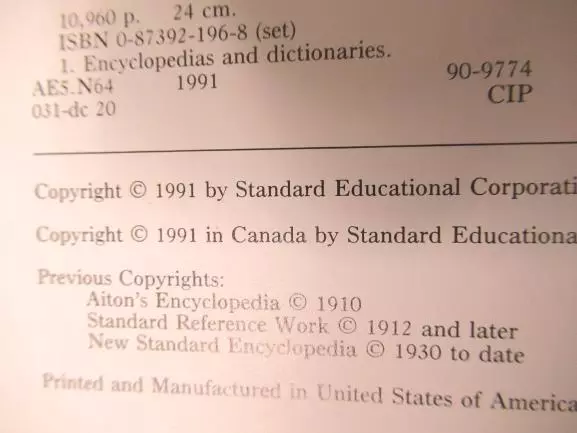 Lot of 2 New Standard Encyclopedias Volumes "DE" & "FG" Good Condition