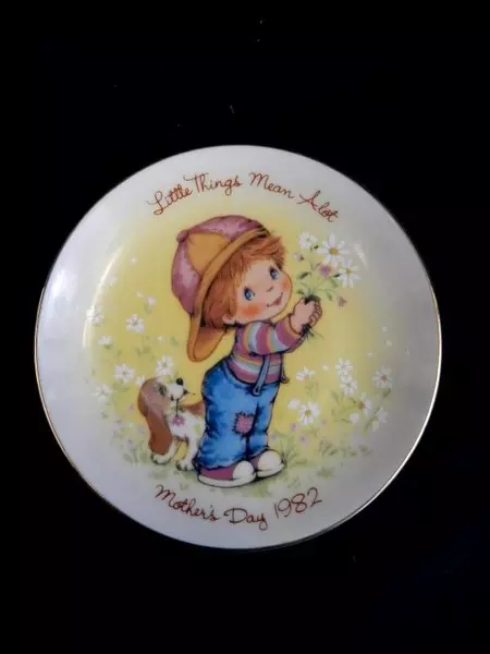 Avon Vintage Mother's Day Plate 1982 "Little Things Mean A Lot" 5"