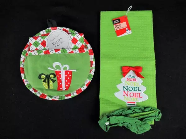 Lot of Christmas Kitchen Linens Towel & Pot Holder Set - Holiday Decor Green