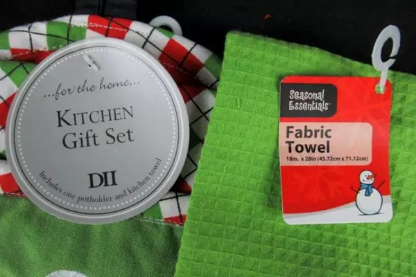 Lot of Christmas Kitchen Linens Towel & Pot Holder Set - Holiday Decor Green