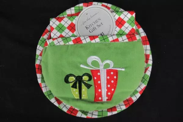 Lot of Christmas Kitchen Linens Towel & Pot Holder Set - Holiday Decor Green