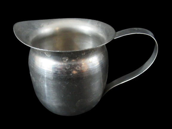 Kitchen Gadgets Set 2 Glass Shakers & 2 Metal Creamers Pre-Owned