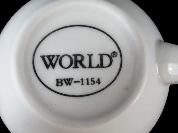 Kitchen Gadgets Set 2 Glass Shakers & 2 Metal Creamers Pre-Owned