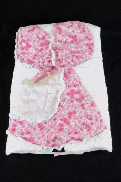 Vintage Sun Bonnet Sue Baby Blanket Pink Floral Appliqued Knit Fabric