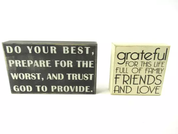 Lot of 2 Wooden Home Decor Plaques - Trust God & Grateful for Family