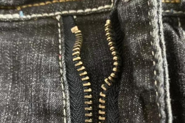 Revolt Jeans Women's Size 18 Dark Wash Straight Leg - Damaged Zipper