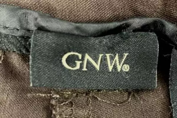 GNW Women's Brown Cropped Pants Size 8 with Button Accents - Pre-Owned