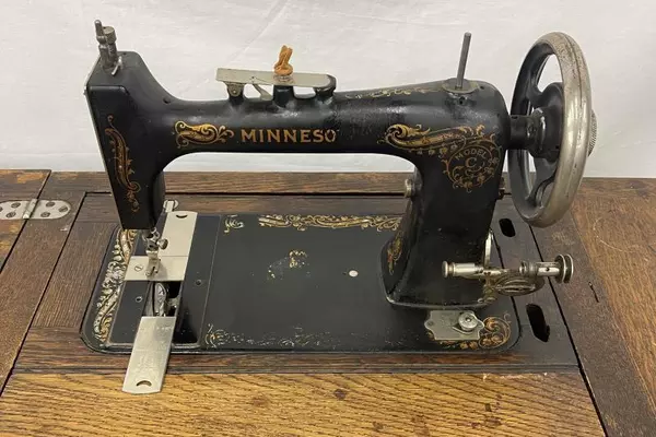 Antique Minnesota Model C Treadle Sewing Machine w/ 4 Drawer Cabinet Needs Belt