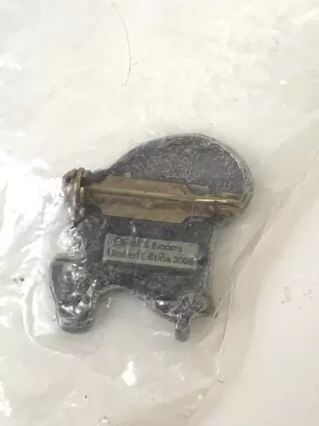 2008 Birds and Blooms Pewter Lapel Pin Limited Edition Wicker Chair Design