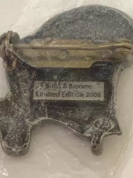 2008 Birds and Blooms Pewter Lapel Pin Limited Edition Wicker Chair Design