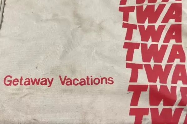 Vintage TWA Airlines Gateway Vacations Carry On Bag Luggage Beige Red Logo