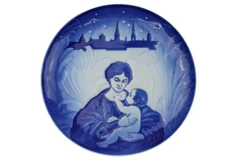 Royal Copenhagen 1987 Madonna with Child Collector Plate 8.25" - Good Condition