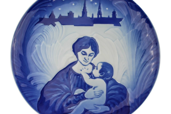 Royal Copenhagen 1987 Madonna with Child Collector Plate 8.25" - Good Condition