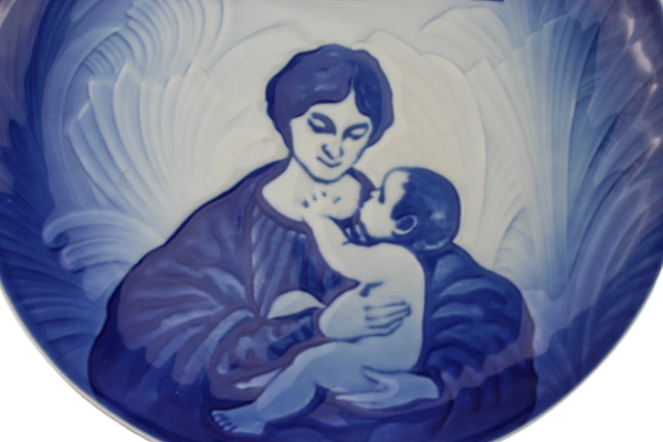 Royal Copenhagen 1987 Madonna with Child Collector Plate 8.25" - Good Condition