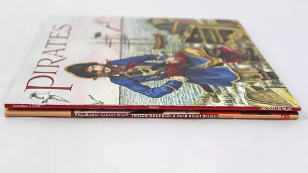 Lot of 2 Children's Books: Magic School Bus Inside Ralphie & Pirates