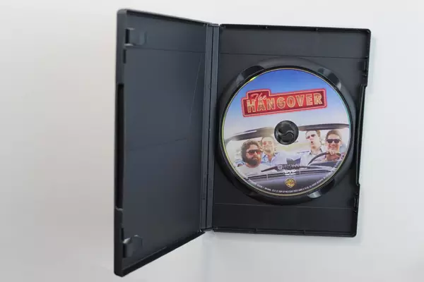 The Hangover DVD 2009 Warner Bros Rated R Zach Galifianakis Pre-owned