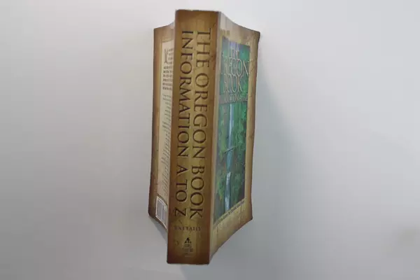 The Oregon Book Information A to Z by Connie Hopkins Battaile 1998, Good