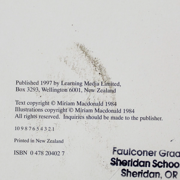 Lot of 2 Children's PB Books Boots for Toots & In My Bed Pre-owned