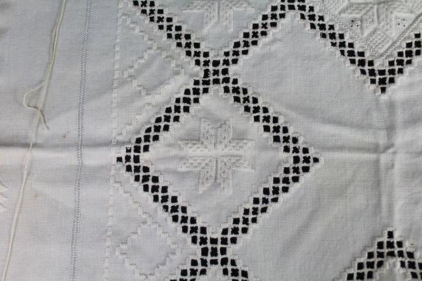 Vtg 24" Square Tea Tablecloth & Napkin with Catwork Embroidery, Stained